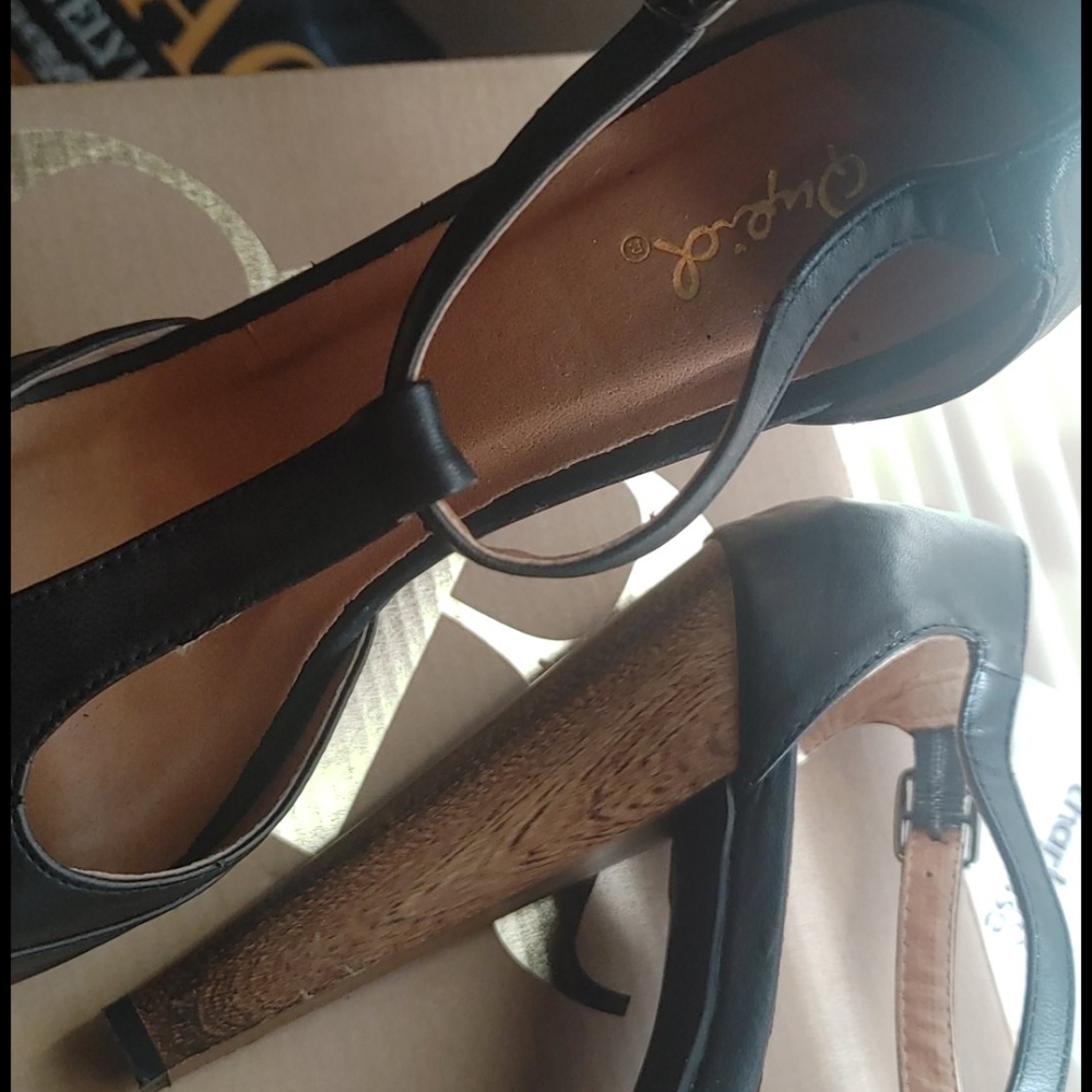 Heels - Picture 4 of 4